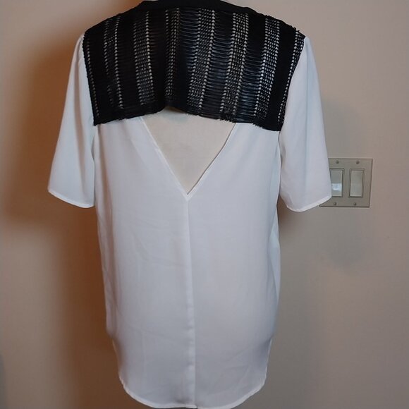 BCBGeneration SIZE M TEE SHIRT CUT TOP WITH BLACK LEATHER LOOK DETAIL - Picture 5 of 10